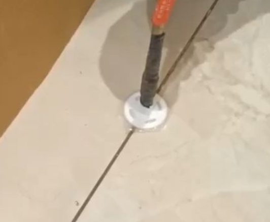 文峰瓷砖空鼓维修公司专业解答瓷砖在铺贴过程中，如果没有涂抹均匀到位的粘结材料（如水泥砂浆或瓷砖胶），可能会导致以下问题